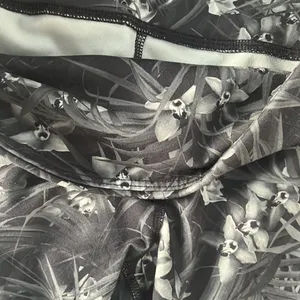 Old Navy Floral Print Fitted Crop Leggings Large thumbnail 4