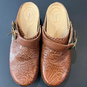 Brioso Robson Clogs Women 7M Brown Great Embossed Leather Floral Mules thumbnail 1