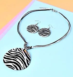 Zebra Print Earrings & Necklace Set White thumbnail 1