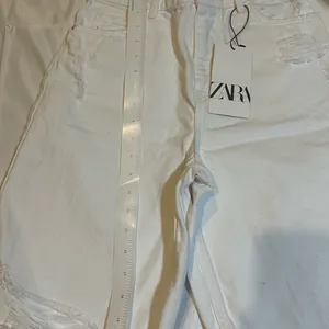 Zara denim shorts in white thumbnail 3