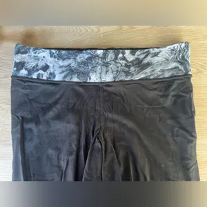 PINK Victoria's Secret black leggings thumbnail 1