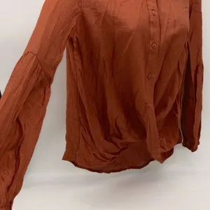 Davi & Dani Button Up Twisted Front Shirt w/Longer Back & Sleeves in Rust Size S thumbnail 5