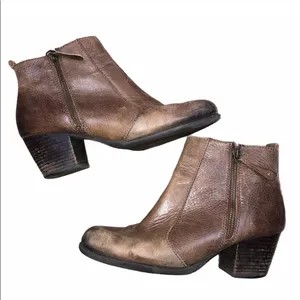 Kelly & Katie size 8M leather ankle heeled booties thumbnail 1