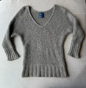 Y2K American Eagle Outfitters Women’s Gray V-Neck Knit Pullover Sweater XS/TP thumbnail 1