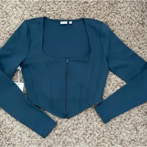 NWT Sunday Best Maverick Long‎ Sleeve Crop Top thumbnail 1