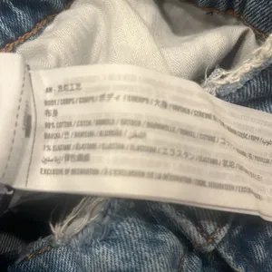 Abercrombie & fitch The mom high rises distressed Jean shorts size 32/14 . thumbnail 8