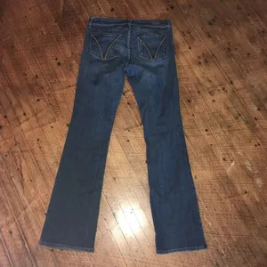 Kut from the Kloth Farrah baby boot dark wash size 6 jeans thumbnail 4