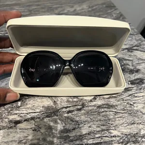 Elegant Black Sunglasses thumbnail 2
