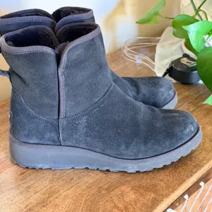 UGG Amie Suede Wedge Ankle Boots Shearling Lined Womens 8 Casual Chic Minimalist thumbnail 4