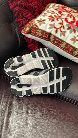 On Cloudflyer 4 Women's pre loved color in grey size 8.5 wear once in store color in Trey/black/white thumbnail 4
