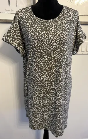 Animal Print Cheetah T-shirt Dress Size Medium Pockets Loose Short Sleeve NEW thumbnail 1