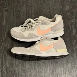 Nike Venture Runner Women’s Shoes VTG 80s 90s Running Off White Coral thumbnail 2