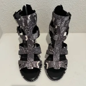 Vince Camuto Frenton Starlight Snake Print Cage Sandals Pewter Gray White 9 thumbnail 2
