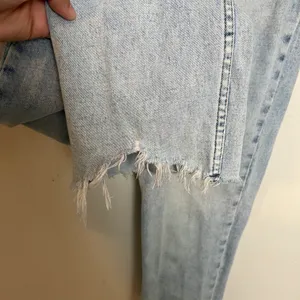 ABERCROMBIE- Ultra High Rise Ankle Straight Curve Love Button Fly Raw Hem Light thumbnail 4