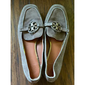 Tory Burch Suede Loafers Taupe Gold Logo Driving Moc Flats Size 8 thumbnail 6