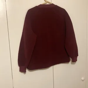 Old Navy Burgundy Sherpa Fleece Crewneck Sweatshirt Women’s Size Medium thumbnail 3