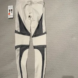 ALO High- Waisted Electric Leggings in Bone / Black SMALL thumbnail 6