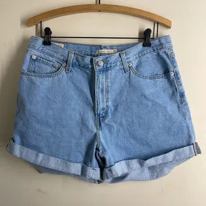 Levi’s 80s Mom Shorts High Rise Cuffed Denim Light Wash Size 32 thumbnail 4