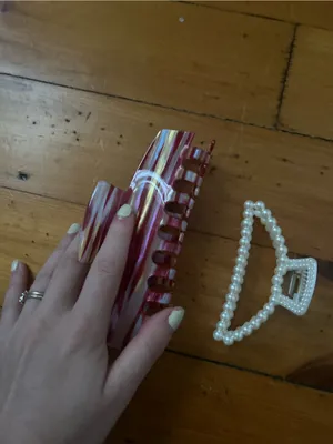 Set of two claw clips pearl and red thumbnail 2