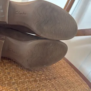 Clark’s Artisan Maypearl tan suede booties size 9.5 thumbnail 7