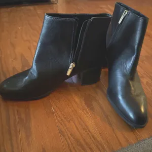 Vince Camuto Black Leather Ankle Booties Size 10 Zipper * Flaw: Off Track New thumbnail 3