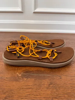 Teva Voya Infinity Sandals Size W9 in Yellow thumbnail 3