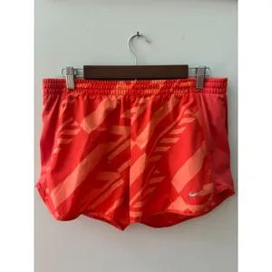 Nike Dri-FIT Women’s Medium Coral Print Lined Running Athletic Shorts thumbnail 2