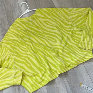 Nike Zebra Sweater womens Yellow (medium) icon clash neon crop athleisure retro thumbnail 4