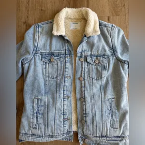 Old Navy Light Wash Denim Sherpa Lined Classic Trucker Jacket Size Small thumbnail 2