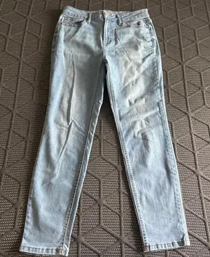 Women’s Size 6 Light Blue Denim Jeans with a Relaxed Fit thumbnail 1