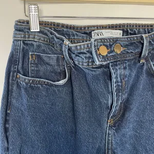 Zara medium wash‎ denim jeans straight leg women's size 6 pockets double buttons thumbnail 2