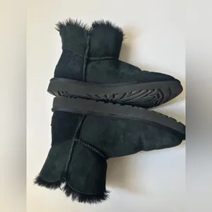Women’s UGG Mini Bailey Black Boots 9 thumbnail 3