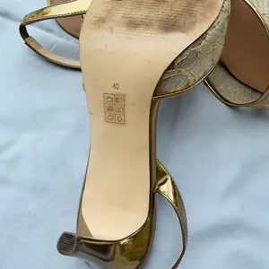 Guess Elegant Gold Lace Women’s Heels thumbnail 6