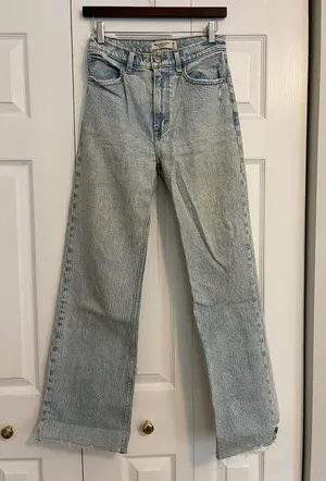 Abercrombie High-Rise 90s Relaxed Jeans thumbnail 1
