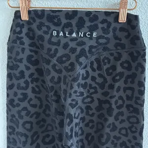 Balance Athletica Vitality High Rise Kingdom Leggings Panther Black Velvet M thumbnail 6