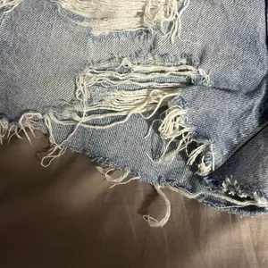 American Eagle 90s Boyfriend Distressed 100% Cotton Jean Shorts Size 0 thumbnail 3
