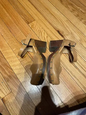 Korks Evah Clogs Leather Ankle buckle strap Chunky Block Boho Grommets Sandals Heels pumps retro studs mustard tan thumbnail 6