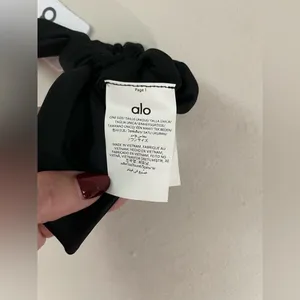ALO Yoga NWT Airlift Rhythm Scrunchie Elegant Black Hair Accessories thumbnail 9