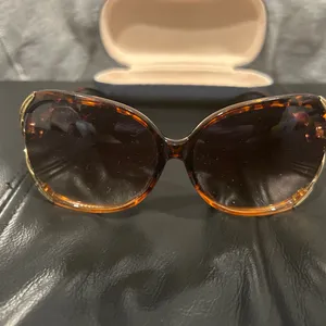 Tortoiseshell Sunglasses with Case Brown thumbnail 4