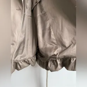 Helsa Short Bubble Hem Trench in Stone S thumbnail 12