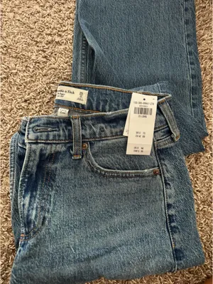 Abercrombie curve love low rise baggy jeans thumbnail 2