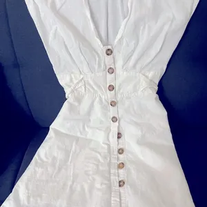 In good condition small mini dress. No flaws noted. thumbnail 3