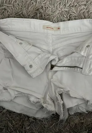 Levi’s High-Rise Shorts thumbnail 3