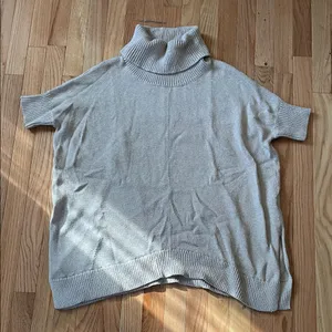 Old Navy Women's Light Gray Turtleneck Sweater thumbnail 1