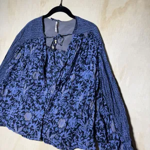 Free People Boho Floral Peasant Crop Top Women's M Blue Balloon Sleeve Blouse thumbnail 2