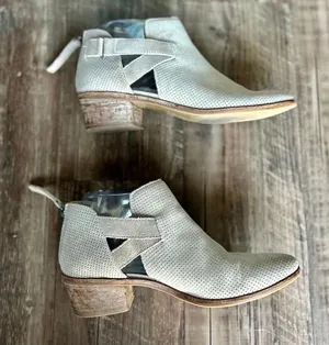 Dolce Vita Tan Heeled Ankle Booties - Size 8 Women’s thumbnail 1