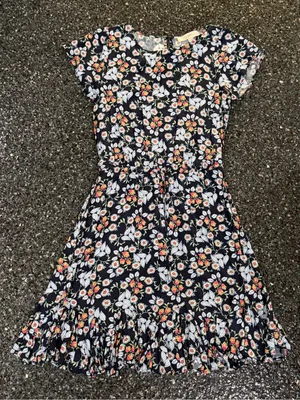 LOFT Women’s Black Floral V-Neck Flutter Sleeve Fit & Flare Short XS Dress thumbnail 1