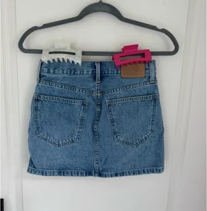 Aritzia Denim Forum The ‘90s Ricci Denim Skirt in 7 Yrs Bleu Taboo thumbnail 2