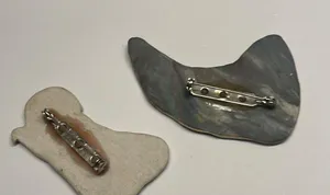 Lot Of 2 Hand Made Ceramic Brooch Pins Hand Painted - A Bird Hunting Dog thumbnail 9