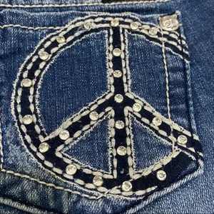 Miss Me JP5091BM Bermuda Peace Out Studded Low Rise Denim Jean Shorts 25 thumbnail 9